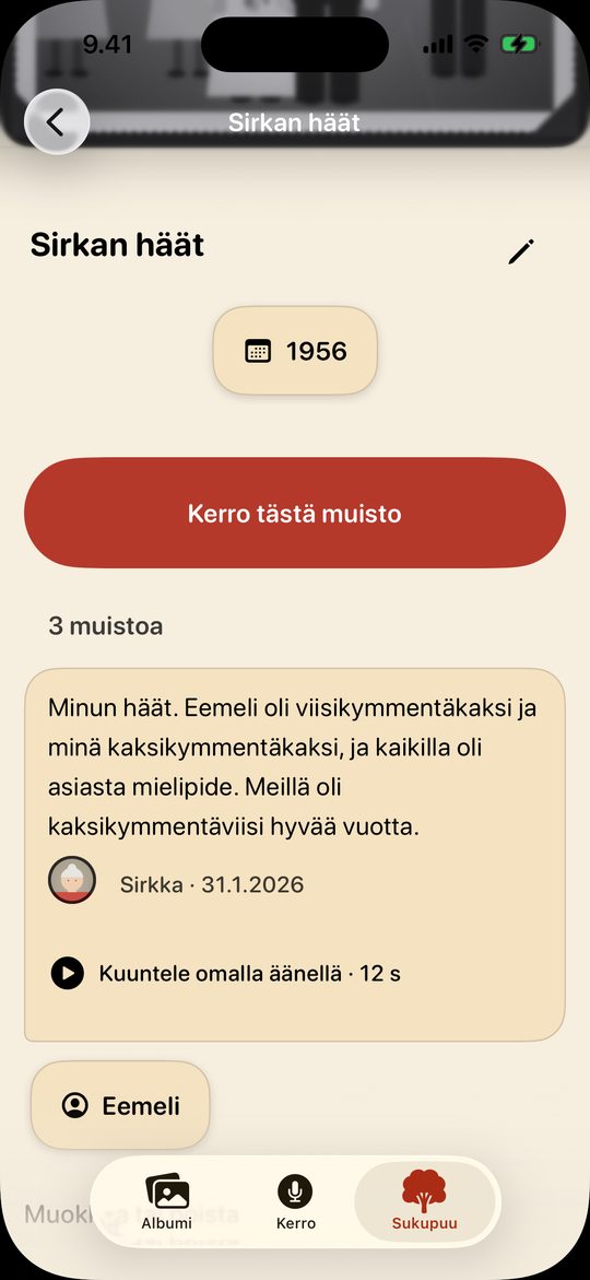 Vanhan mustavalkoisen kuvan kortti, otsikkona Sirkan häät ja vuosi 1956, ja punainen nappi Kerro tästä muisto. Otsikon 3 muistoa alla on Sirkan oma kertomus, ”Minun häät. Eemeli oli viisikymmentäkaksi ja minä kaksikymmentäkaksi, ja kaikilla oli asiasta mielipide. Meillä oli kaksikymmentäviisi hyvää vuotta.” Sen alla on toistonappi Kuuntele omalla äänellä · 12 s.